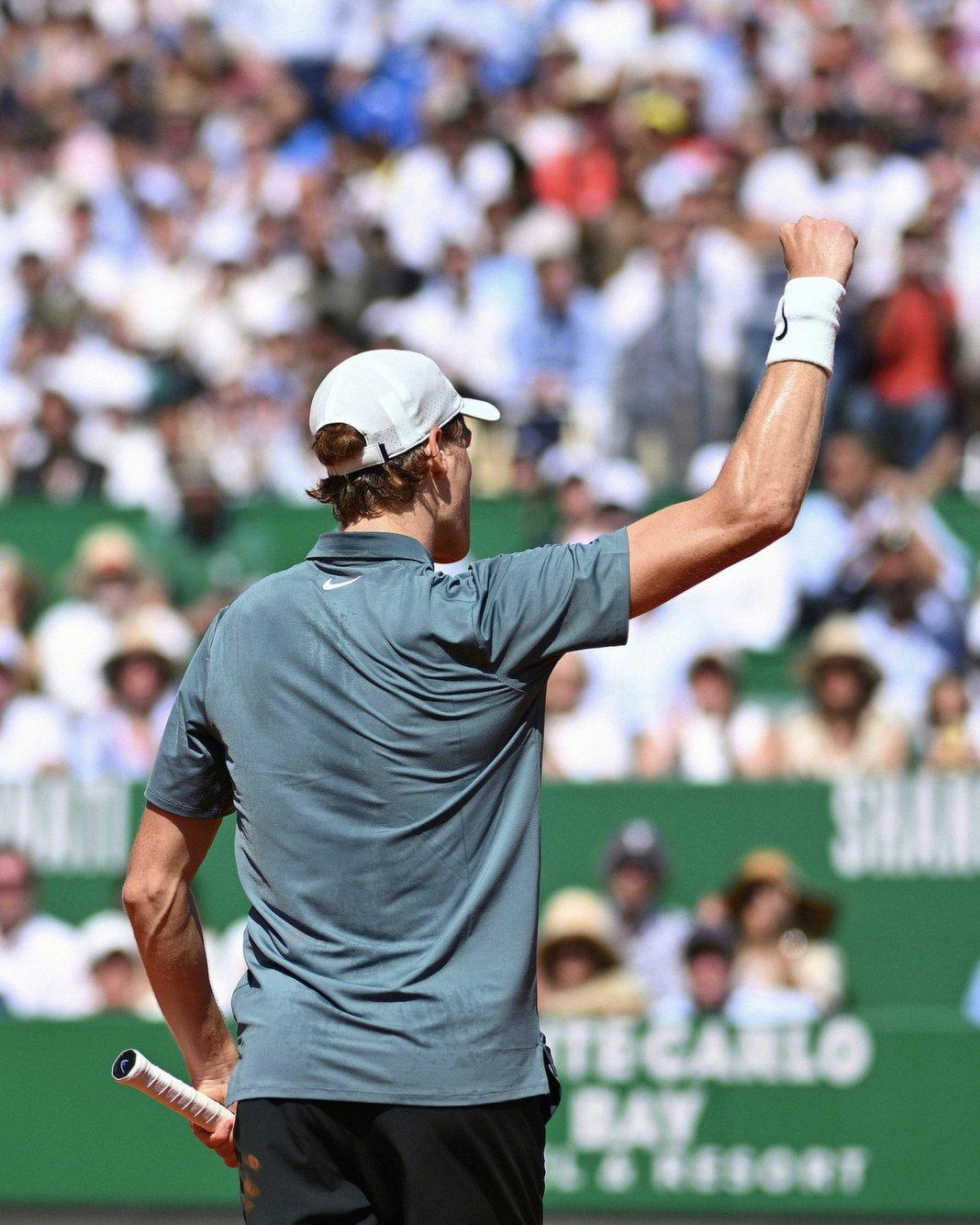 Jannik Sinner festeggia l'accesso alla semifinale di Montecarlo