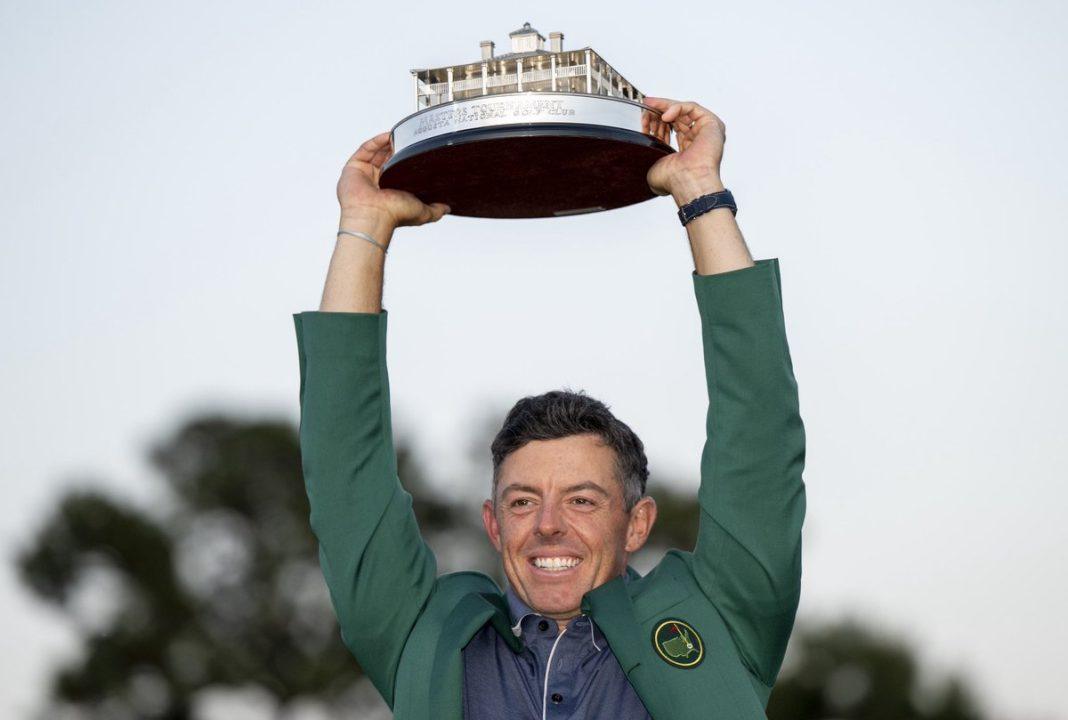 Il golfista Rory McIlroy con il trofeo del Masters di Augusta nel 2025