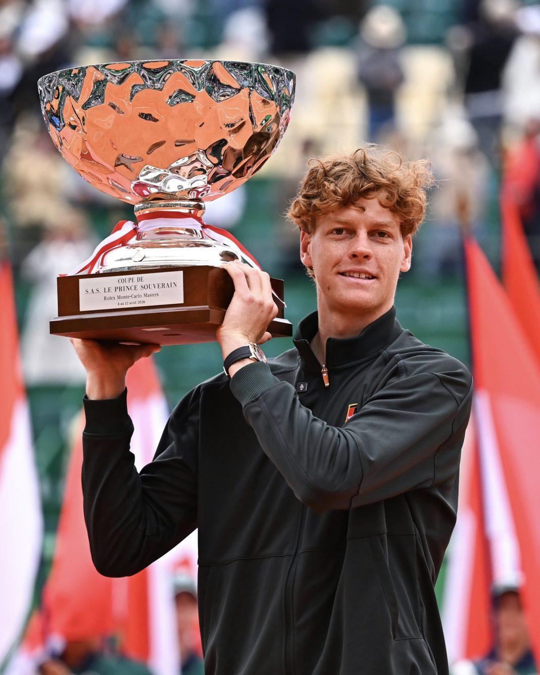 Jannik Sinner con il trofeo del Masters 1000 di Montecarlo (foto presa da profilo x Jannik Sinner)