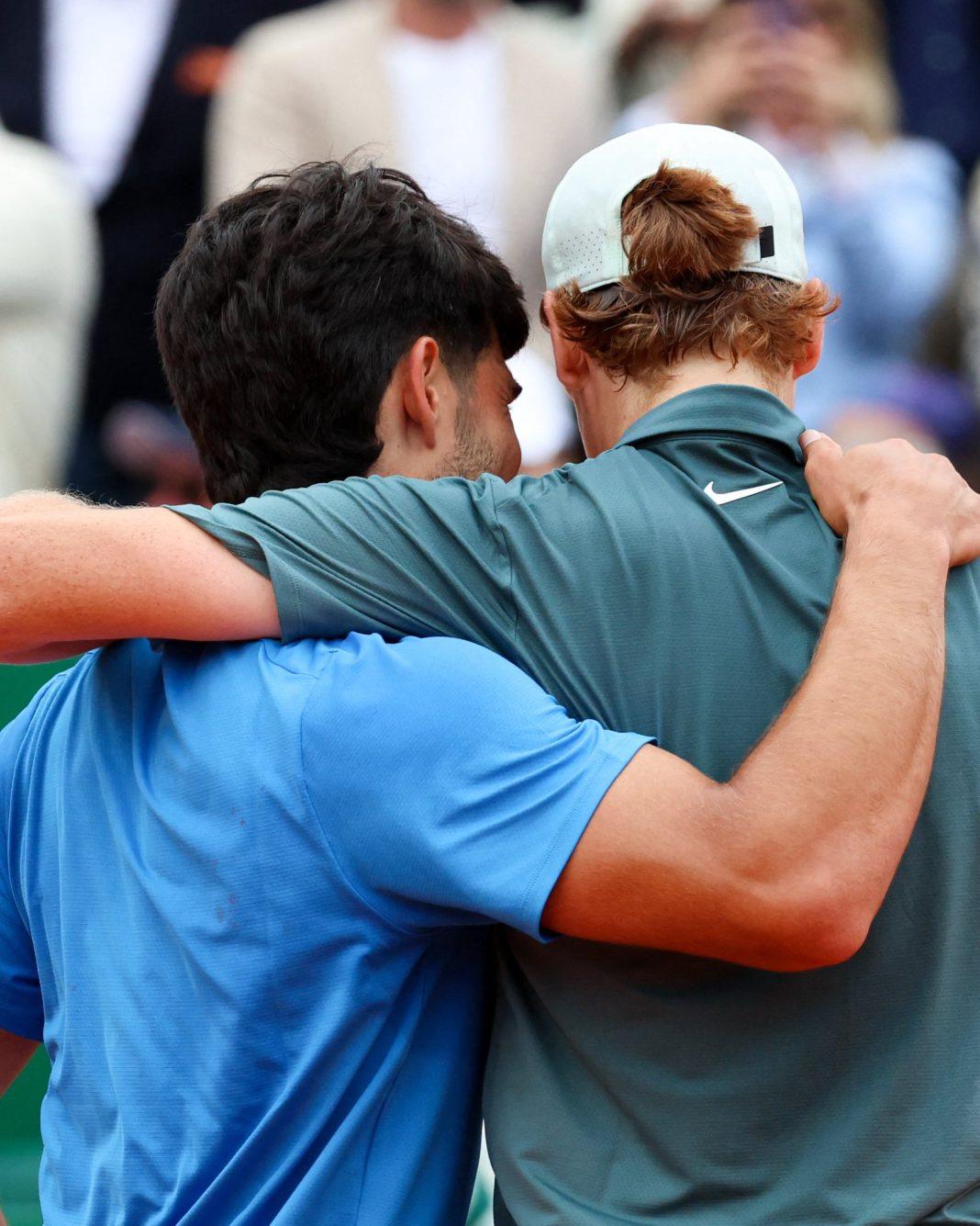 Jannik Sinner e Carlos Alcaraz si abbracciano dopo la finale del Masters 1000 di Montecarlo (foto presa da profilo x Carlos Alcaraz)