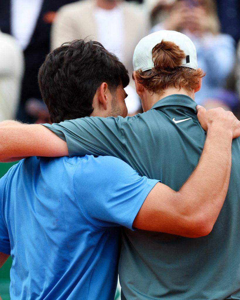 Jannik Sinner e Carlos Alcaraz si abbracciano dopo la finale del Masters 1000 di Montecarlo (foto presa da profilo x Carlos Alcaraz)
