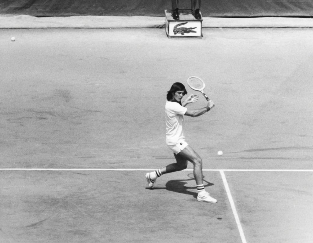 Adriano Panatta in azione al Roland Garros 1976 