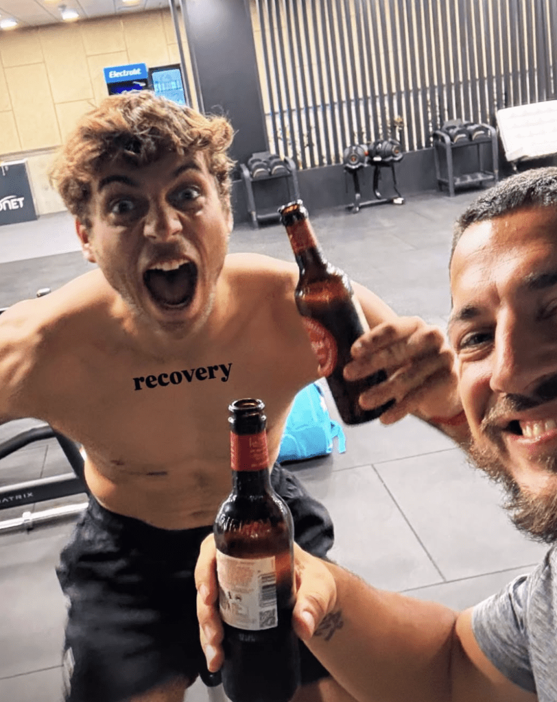 Cobolli si gode la vittoria su Medvedev con il preparatore atletico Giulio Rubini 
