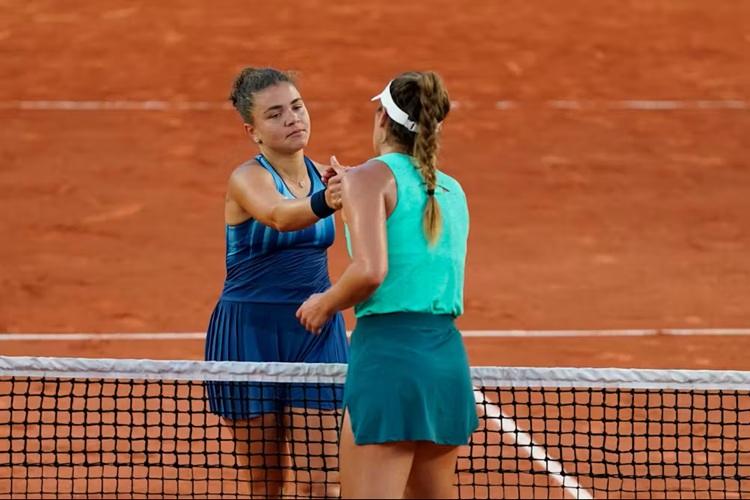 Jasmine Paolini e Solana Sierra a fine match al Roland Garros 2026