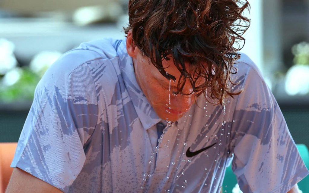 Jannik Sinner si arrende al caldo al Roland Garros 2026