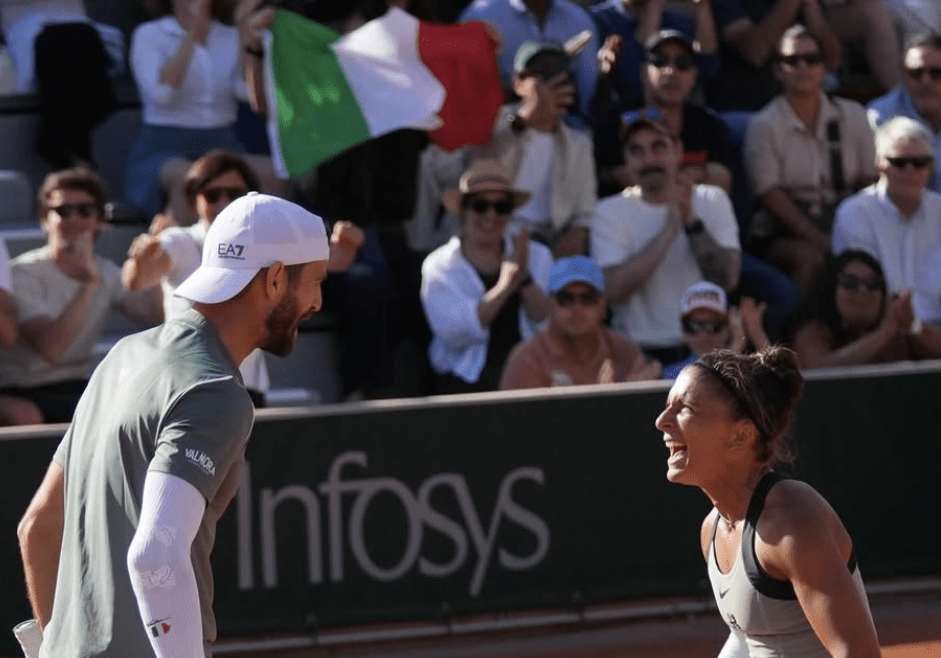 Andrea Vavassori e Sara Errani esultano al Roland Garros 2026