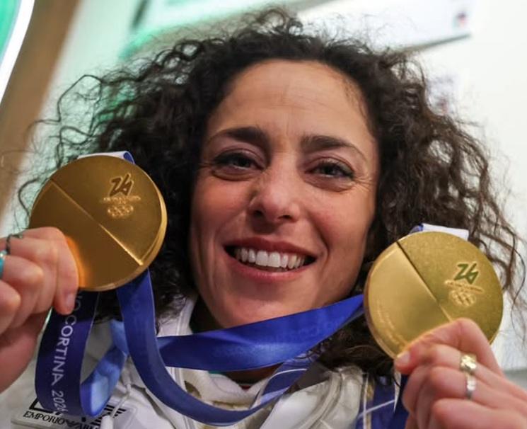 Federica Brignone con le medaglie d'oro vinte all'Olimpiade
