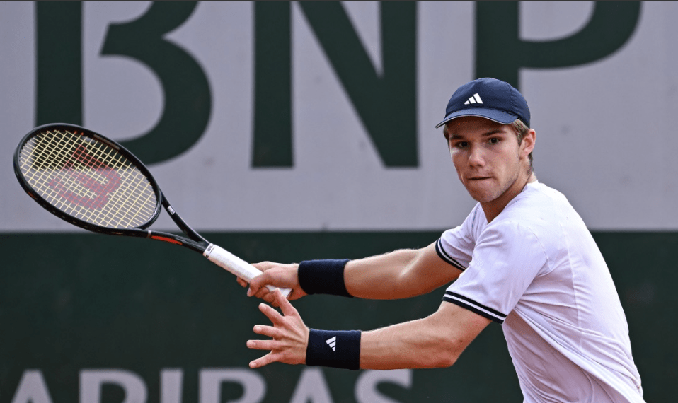 Michael Antonius in azione al Roland Garros