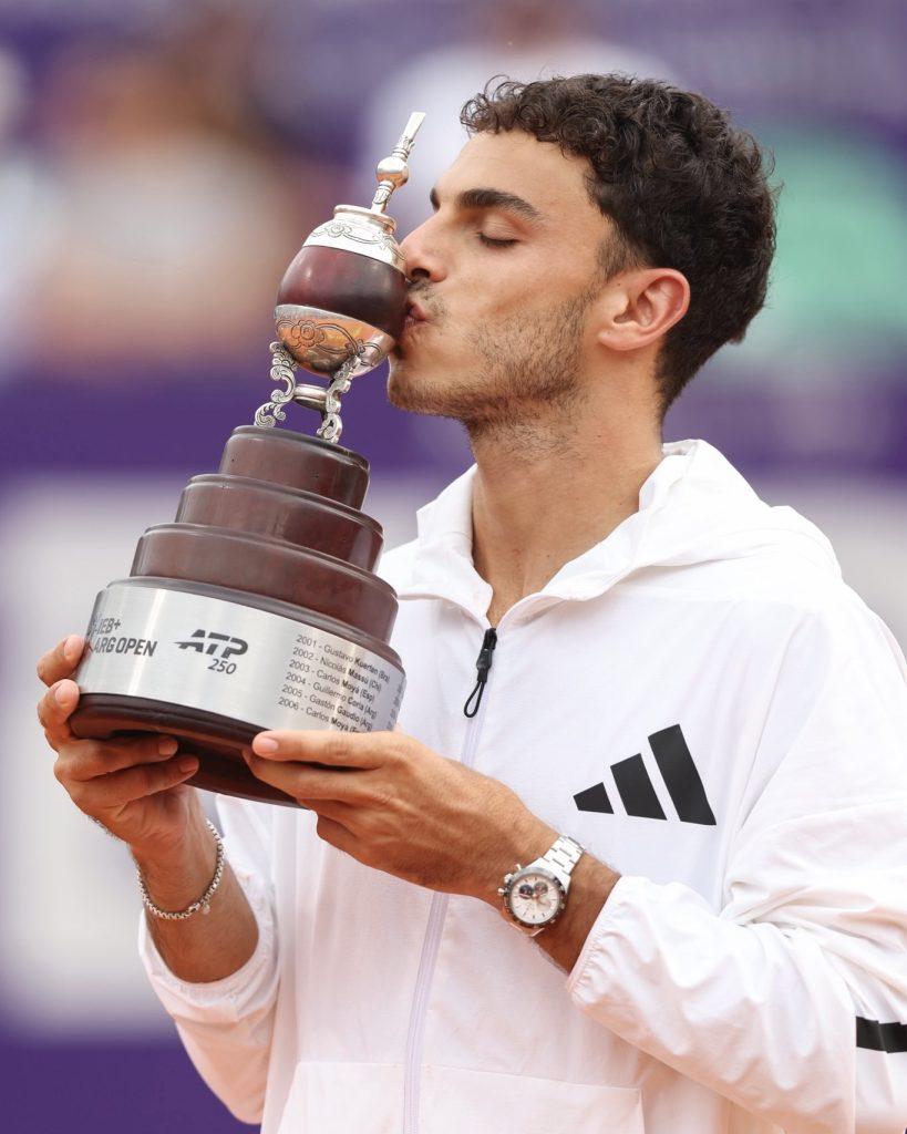 Francisco Cerundolo con il trofeo dell'ATP di Buenos Aires