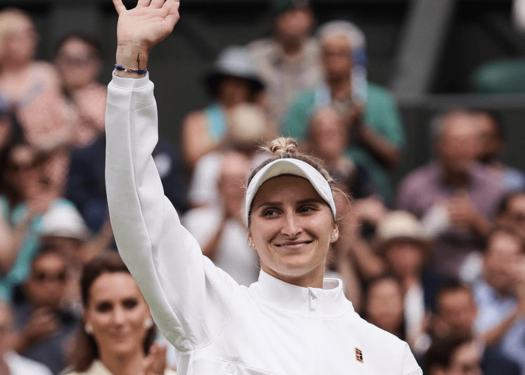 Marketa Vondrousova saluta il pubblico di Wimbledon