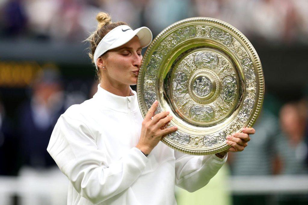 Marketa Vondrousova bacia il trofeo conquistato a Wimbledon nel 2023
