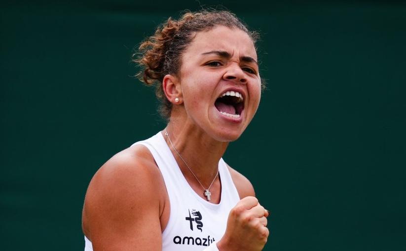Jasmine Paolini esulta per il passaggio del turno a Wimbledon