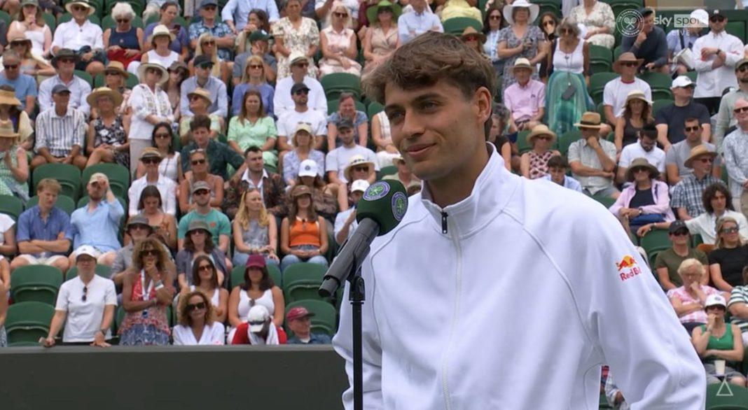 Cobolli parla in campo al termine del primo turno di Wimbledon 2026