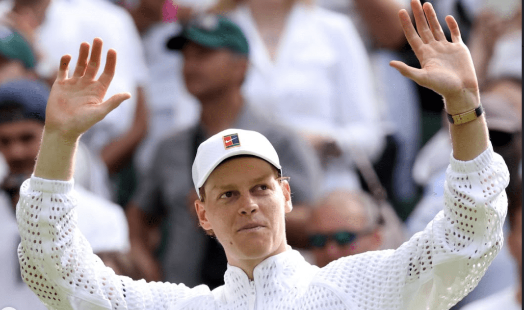 Jannik Sinner festeggia una vittoria a Wimbledon 2026
