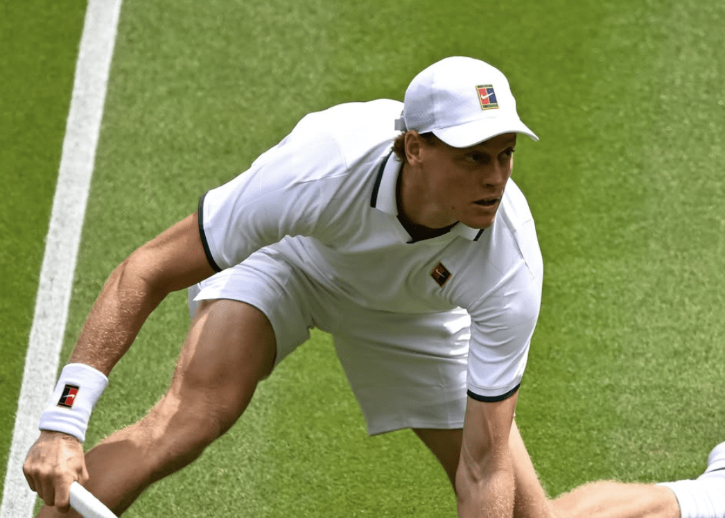 Jannik Sinner in azione sui prati di Wimbledon nel 2026