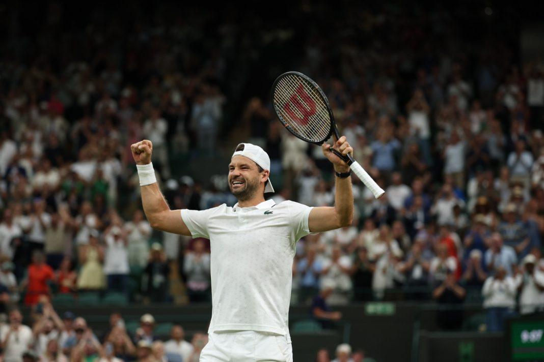Grigor Dimitrov festeggia la vittoria nel 2T di Wimbledon 2026