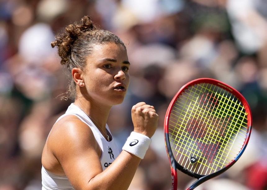 Jasmine Paolini in azione durante gli ottavi di finale di Wimbledon