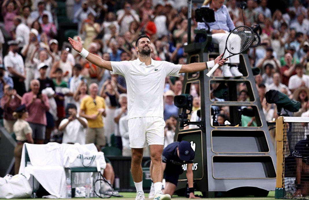 Novak Djokovic si gode l'ovazione del pubblico dopo la vittoria nei quarti di finale contro Aliassime a Wimbledon