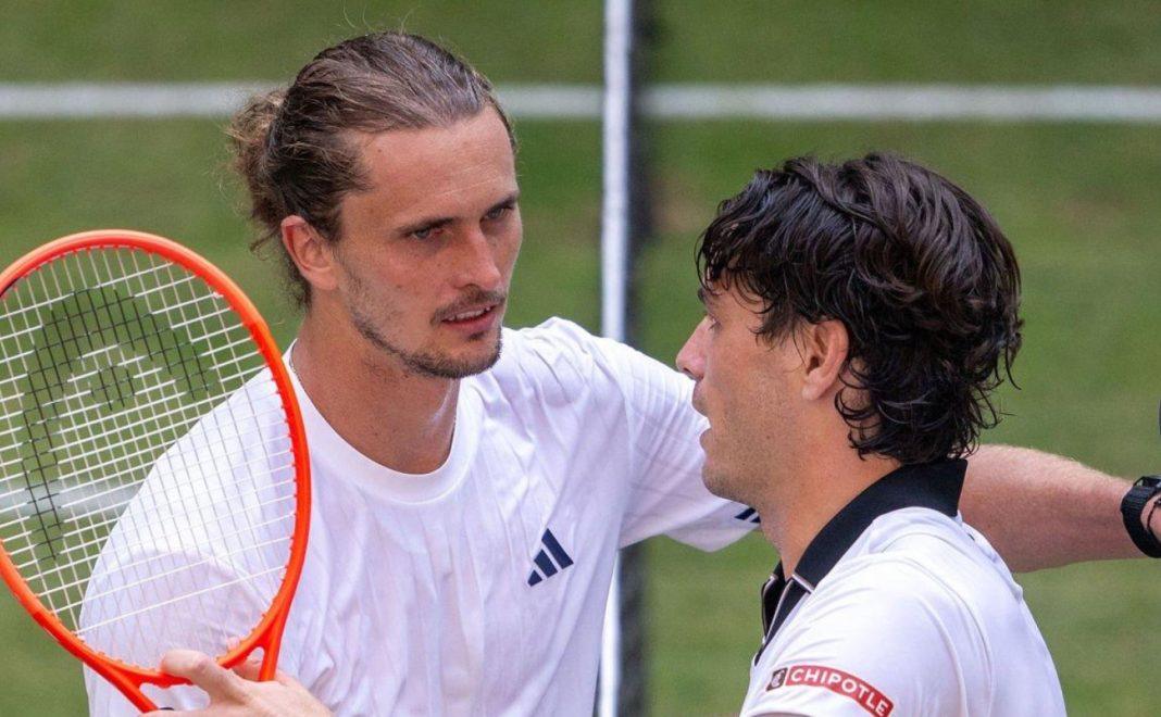 Zverev e Fritz si abbracciano dopo una sfida sull'erba