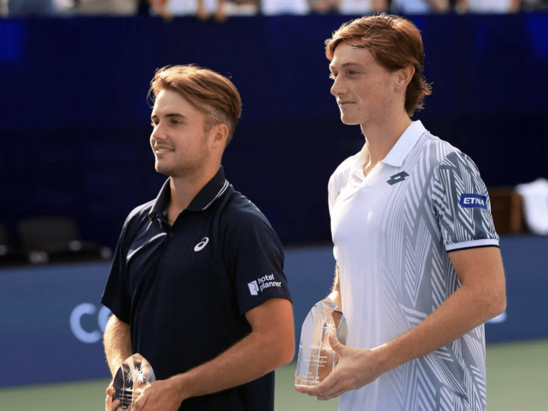 Arthur Fery e Ignacio Buse durante la premiazione dell'ATP 250 di Winston-Salem vinto dal peruviano