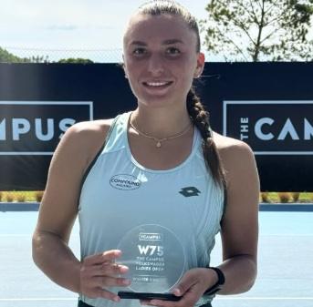 Lisa Pigato con il trofeo del WTA 75 di Quinta do Lago (@lisa_pigato_/Instagram)