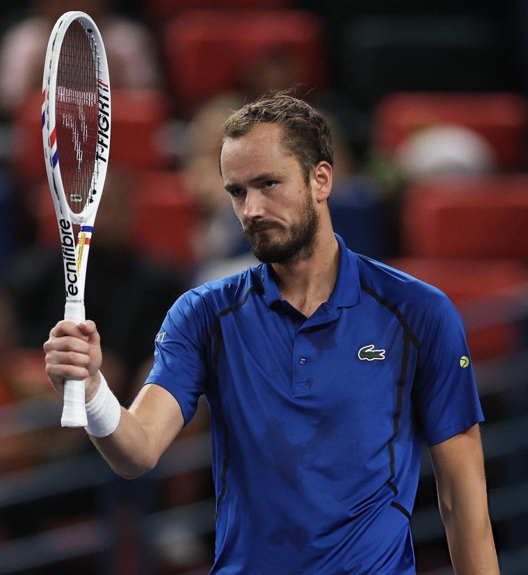 Daniil Medvedev in azione a Shanghai